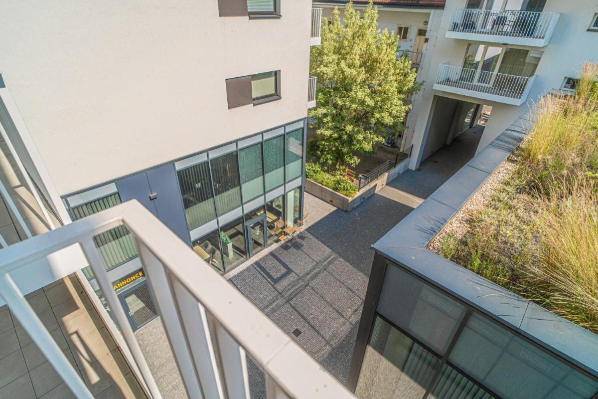 Apartment Karel With Garage Parking Prag Exteriör bild